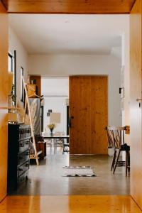 Aldeia GavinhaCAMBEIROS - Guest House的客厅设有木门和桌子