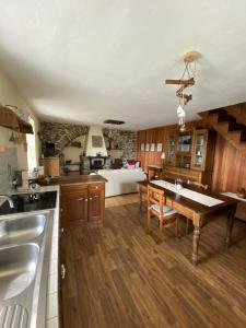 巴尔德马奇林娜住宿加早餐旅馆的厨房配有木制橱柜和桌子。
