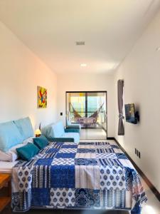阿奎拉兹B&B Pousada Swiss Residence的一间卧室配有一张带蓝色棉被的床