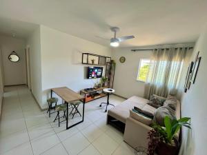 阿拉卡茹Apartamento 3/4 ótima localização的客厅配有沙发和桌子