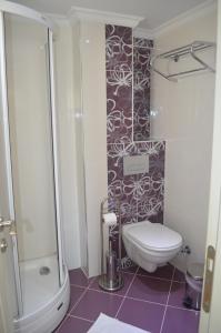 艾瓦勒克莫斯塔尔酒店的一间带卫生间和淋浴的浴室