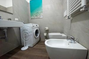 阿科Casa Vacanze RE.TI.的一间带洗衣机和水槽的浴室