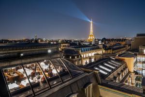 巴黎巴黎半岛酒店的享有艾菲尔铁塔城市美景