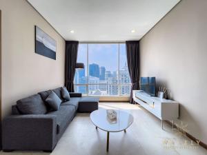 吉隆坡Soho Suites KLCC by Wakely Kuala Lumpur的客厅配有沙发和桌子
