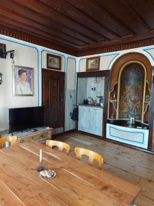 普罗夫迪夫Къща за гости Георги Божилов - Слона的用餐室配有大型木桌和椅子