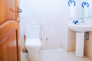 MuhariPeace Guest House的浴室配有白色卫生间和盥洗盆。