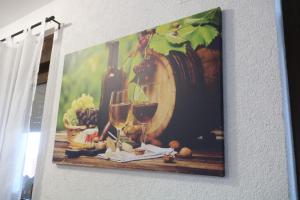Donji KoncovčakHoliday Home Rajf的墙上两杯酒的照片