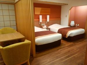 德岛德岛克莱门特JR酒店的酒店客房,配有两张床和椅子