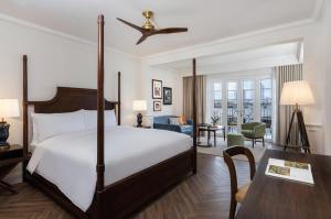 巴拿马城Sofitel Legend Casco Viejo, Panama City的酒店客房配有一张床铺和一张桌子。