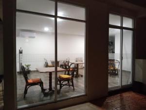 坎昆Villas Carlota Cancún的客房设有桌椅和大窗户。