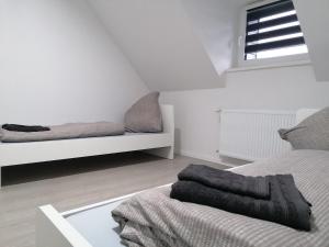 赫恩estrella24 LIVING ROOMS Chita的白色的客房设有两张床和窗户。