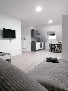 赫恩estrella24 LIVING ROOMS Chita的白色的客房设有床、厨房和桌子