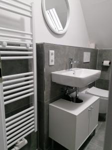 赫恩estrella24 LIVING ROOMS Chita的一间带水槽和镜子的浴室