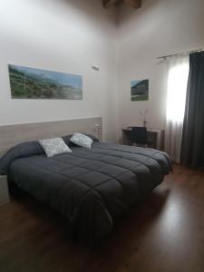 RaneraHotel Rural Rio Molinar的一间卧室配有一张带蓝色毯子的大床