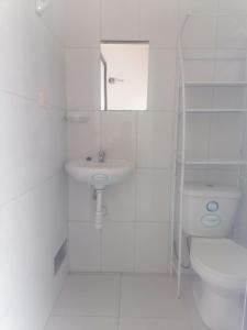 马尔多纳多港Chimicuas House的白色的浴室设有水槽和卫生间。