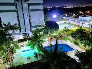 马瑙斯Apartamento Compartilhado, com 02 Quartos, sendo 01 suíte的享有大型游泳池的顶部景色
