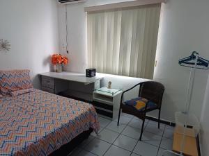马瑙斯Apartamento Compartilhado, com 02 Quartos, sendo 01 suíte的一间卧室配有一张床、一个水槽和一把椅子