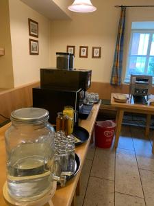 迪特福特斯伽罗维特伽斯特翰斯酒店的桌子上装有水罐的柜台