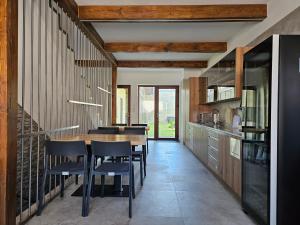 巴甫洛夫Winifera Penzion的厨房配有木桌和椅子