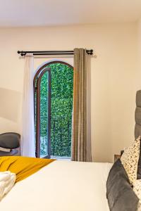 墨西哥城Casa Castillo的一间卧室设有一张床和一个窗口