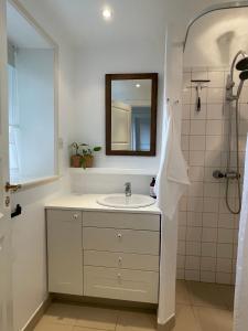 尼克宾法尔斯特Strandby 1847 B&B的白色的浴室设有水槽和镜子
