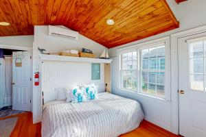 雅茅斯The Atlantic的一间卧室设有一张床和木制天花板