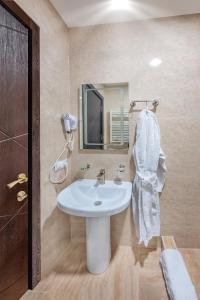 哥里Dzvel Ubanshi的浴室设有白色水槽和镜子