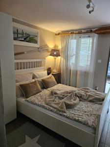 米兹多洛杰Beach House的一间卧室设有一张大床和窗户