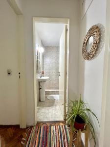 布宜诺斯艾利斯布尔内斯公寓的一间带卫生间、水槽和镜子的浴室