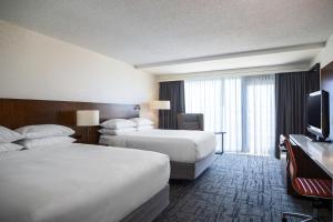 亚特兰大亚特兰大机场康考斯万丽酒店的酒店客房设有两张床和一台平面电视。
