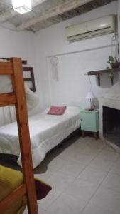 乌尼翁镇YANAY的一间卧室设有两张双层床和一个壁炉