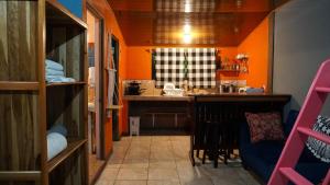 比加瓜TENORIO - Rio Celeste Dreams的一个带橙色墙壁和柜台的小厨房