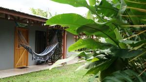 比加瓜TENORIO - Rio Celeste Dreams的房屋设有带吊床的门廊