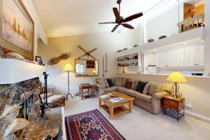 威尔森Moose Creek Lodge的客厅配有沙发和桌子