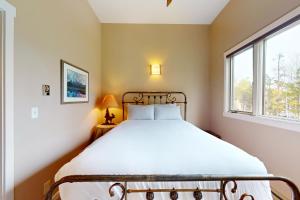 威尔森Moose Creek Lodge的一间卧室设有一张床和一个窗口