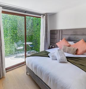 墨西哥城Casa Castillo的一间卧室设有一张床和一个滑动玻璃门