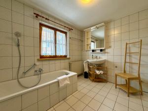 多恩比恩Bauernchalet Alois的带浴缸和盥洗盆的浴室