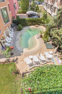 阳光海滩Villa Brigantina的享有带草坪椅的游泳池的顶部景致