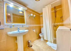 拉马萨Plaza Corniche的一间带水槽、卫生间和镜子的浴室