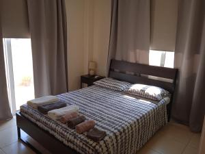 XylophaghouXylophagou Larnaca Ayia Napa 1 bedroom apartment的一间卧室配有一张床,上面有两条毛巾