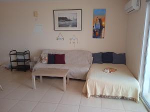 XylophaghouXylophagou Larnaca Ayia Napa 1 bedroom apartment的客厅配有沙发和桌子