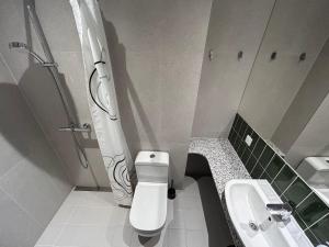塔林RING Sport Hostel的带淋浴、卫生间和盥洗盆的浴室