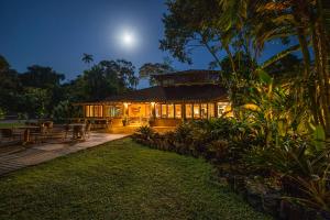 乌巴图巴依塔玛布卡生态度假酒店的夜夜空,月亮在后面