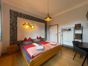 韦尼格罗德Hotel Mühlental的一间卧室配有一张带红色枕头的床