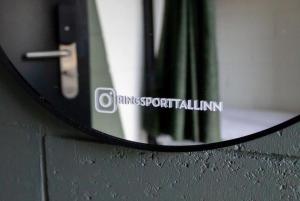 塔林RING Sport Hostel的一面墙上的镜子