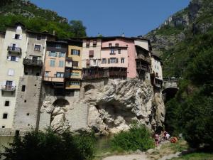 Saint-Laurent-en-RoyansLogez au cœur du parc du Vercors的一座建在山顶的建筑物,毗邻一条河流