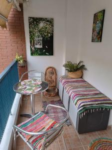 塞萨洛尼基Studio Anna-Maria的阳台配有桌子和桌椅。