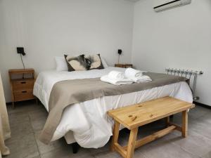拉斐拉CABRAL CENTRO的一间卧室配有一张床和一张木桌