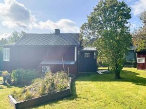 延雪平Holiday home JÖNKÖPING III的前面有花园的房子