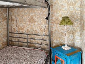 延雪平Holiday home JÖNKÖPING III的一间卧室配有一张双层床,桌子上配有一盏灯